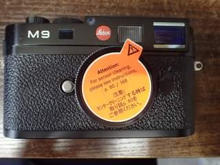 カメラ、、「M9 Leica Attention: instructions, 168 cleaning, For please sensor センサークリーニングする時は p.80/168 8 see 取り説p.80を 80を 注意： ご参照ください。 取り説p.」というテキストの画像のようです